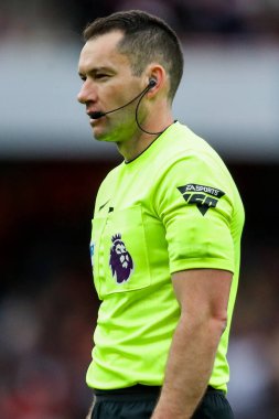 Hakem Jarred Gillett, 3 Mayıs 2025 'te Birleşik Krallık' taki Emirates Stadyumu 'nda oynanan Premier League maçında Arsenal ve Bournemouth maçına bakıyor.