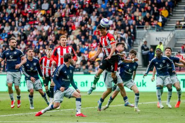 Brentford 'dan Christian Norgaard, Premier League maçında Brentford Manchester United' a karşı Gtech Community Stadyumu, Londra, 4 Mayıs 2025 'te oynanan maçta topa önderlik ediyor.