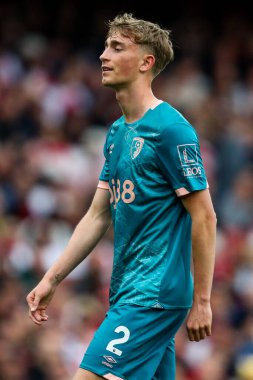 AFC Bournemouth 'dan Dean Huijsen, 3 Mayıs 2025' te Birleşik Krallık 'taki Emirates Stadyumu' nda oynanan Premier League maçında Arsenal ve Bournemouth maçına bakıyor.