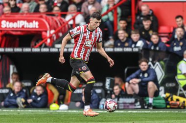 Sheffield United takımından Anel Ahmedhodi, 3 Mayıs 2025 'te Bramall Lane, Sheffield, İngiltere' de oynanan Sheffield United-Blackburn Rovers maçında topu düşürüyor.