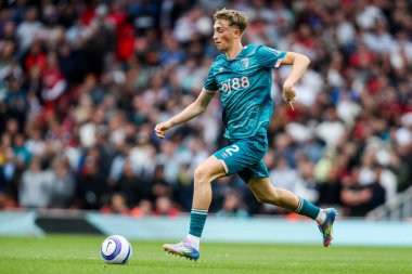 AFC Bournemouth takımından Dean Huijsen, 3 Mayıs 2025 'te Emirates Stadyumu' nda oynanan Premier League maçında topla koşuyor.