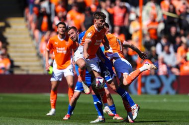 Blackpool 'dan Tom Bloxham, 3 Mayıs 2025' te Bloomfield Road, Blackpool 'da oynanan Blackpool-Bristol maçında topu kontrol ediyor.
