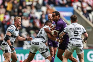 Huddersfield Giants 'dan Leroy Cudjoe, Hull FC' den John Asiata ile oynanan Betfred Magic Weekend 2025 karşılaşmasında Huddersfield Giants, Hull FC 'ye karşı St. James' s Park, Newcastle, İngiltere, 4 Mayıs 2025