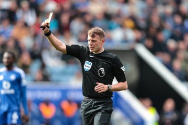 Hakem Sam Barrott Premier Lig maçı sırasında Leicester City, Southampton 'a karşı King Power Stadyumu, Leicester, İngiltere, 3 Mayıs 2025