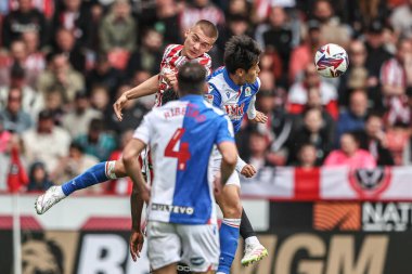 Sheffield United 'dan Alfie Gilchrist ve Blackburn Rovers' dan Yuki Ohashi, 3 Mayıs 2025 'te Bramall Lane, Sheffield, İngiltere' de oynanan Sky Bet Şampiyonası karşılaşmasında yüksek top mücadelesi verdiler.