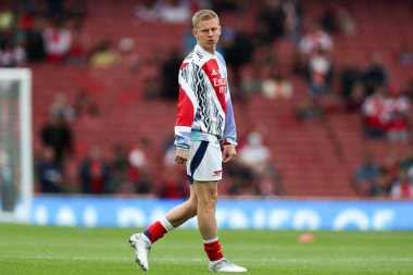 Arsenal 'den Oleksandr Zinchenko, 3 Mayıs 2025' te Londra 'daki Emirates Stadyumu' nda oynanan Premier League maçından önce ısınıyor.