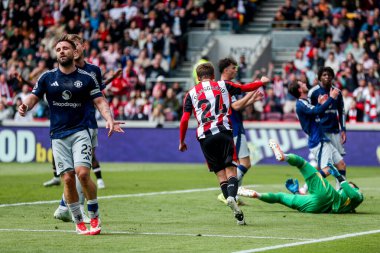 Brentford 'dan Mikkel Damsgaard, Premier League maçında Brentford Manchester United' a karşı Gtech Community Stadyumu 'nda 4 Mayıs 2025' te 1-1 kazanma hedefini kutluyor.