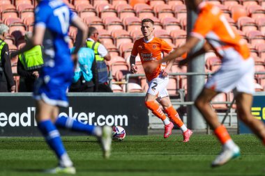 Blackpool takımından Andy Lyons 3 Mayıs 2025 'te Bloomfield Road, Blackpool' da oynanan Blackpool-Bristol maçında