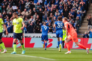 Leicester City 'den Jamie Vardy, İngiltere' nin Leicester kentindeki King Power Stadyumu 'nda oynanan Premier League maçında 1-0 kazanma hedefini kutluyor.