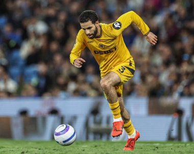 Wolverhampton Wanderers takımından Rayan At-Nouri, Premier League karşılaşmasında topu Manchester City ile Wolverhampton Wanderers 'a karşı 2 Mayıs 2025' te Etihad Stadyumu 'nda atıyor.