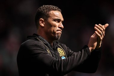 Blackburn Rovers 'ın Valrien Ismal teknik direktörü, 3 Mayıs 2025' te Bramall Lane, Sheffield, İngiltere 'de oynanan Sky Bet Şampiyonası maçından sonra taraftarları alkışlıyor.