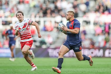 Hull KR 'dan Mikey Lewis, 3 Mayıs 2025' te İngiltere, Newcastle 'daki St. James' s Park 'ta oynanan Betfred Magic Weekend 2025 karşılaşmasında topu kırıyor.