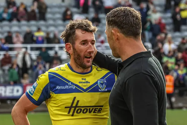 Warrington Wolves 'dan Stefan Ratchford ve Warrington Wolves' un baş antrenörü Sam Burgess, Betfred Magic Weekend 2025 maçı sonrasında Wigan Warriors 'a karşı Warrington Wolves, St. James' s Park, Newcastle, İngiltere, 4 Mayıs 2025