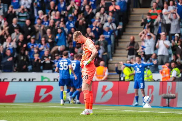 Aaron Ramsdale Southampton kalecisi Premier League maçında üzgün görünüyor. Leicester City, King Power Stadyumu 'nda Southampton' a karşı, 3 Mayıs 2025