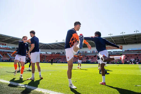 Blackpool oyuncuları, 3 Mayıs 2025 'te Bloomfield Road, Blackpool' da oynanan Blackpool-Bristol Rover maçı öncesinde oynanan maç öncesi ısınma maçında
