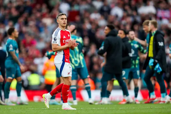 Arsenal 'den Leandro Trossard, 3 Mayıs 2025' te Emirates Stadyumu 'nda oynanan Premier League maçı sonrasında takımların yenildiğini kabul ediyor.