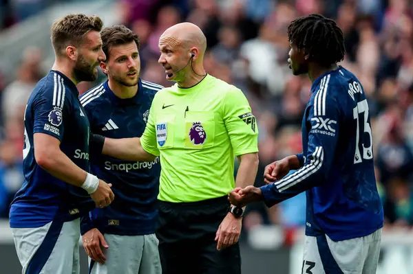 Manchester United takımından Luke Shaw, 4 Mayıs 2025 'te Londra' daki Gtech Community Stadyumu 'nda oynanan Premier League karşılaşmasında Hakem Anthony Taylor' a seslendi.