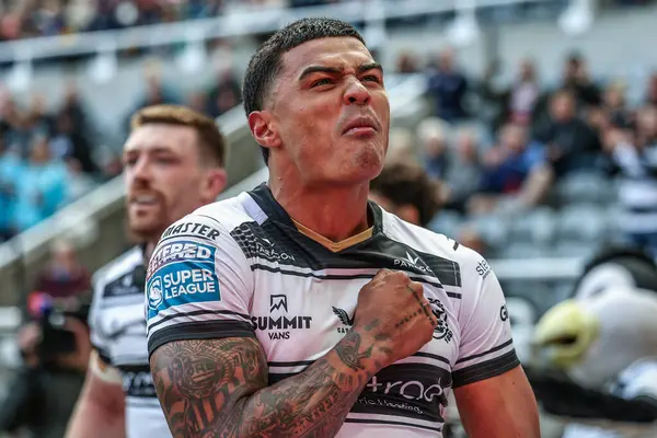 Hull FC 'den Will Pryce, Huddersfield Giants vs Hull FC maçında Hull FC' den Lewis Martin 'in 4 Mayıs 2025' te St. James 's Park, Newcastle' da yapacağı denemeyi kutluyor.