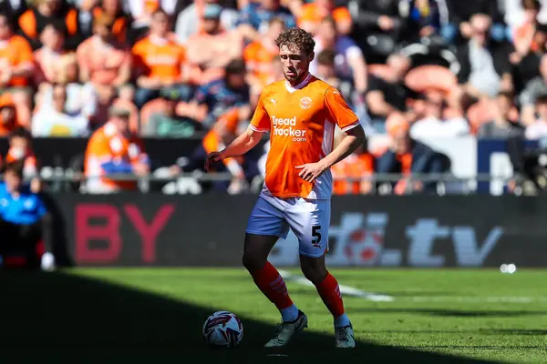 Blackpool takımından Matthew Pennington 3 Mayıs 2025 'te Bloomfield Road, Blackpool' da oynanan Blackpool-Bristol maçında