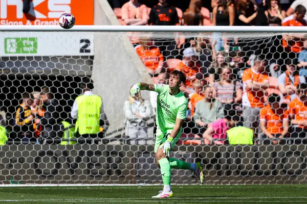 Blackpool takımından Harry Tyrer 3 Mayıs 2025 'te Bloomfield Road, Blackpool' da oynanan Blackpool-Bristol maçında