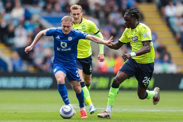 Leicester City 'den Oliver Skipp, Southampton Premier Ligi karşılaşmasında Lesley Ugochukwu' yu King Power Stadyumu, Leicester, İngiltere 'de 3 Mayıs 2025' te Leicester City ile karşı karşıya getirdi.