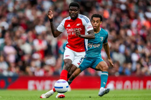 Thomas of Arsenal, 3 Mayıs 2025 'te Birleşik Krallık, Londra' daki Emirates Stadyumu 'nda oynanan Premier League maçında pas attı.