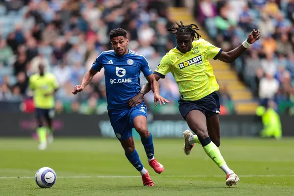 Leicester City 'den James Justin ve Southampton' dan Lesley Ugochukwu Premier Lig karşılaşmasında Leicester City ile Southampton arasında King Power Stadyumu, Leicester, Birleşik Krallık, 3 Mayıs 2025 'te oynanan karşılaşma sırasında top için savaştılar.