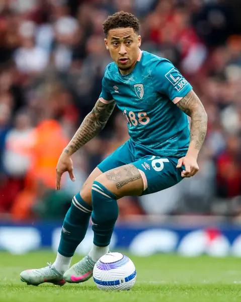 AFC Bournemouth takımından Marcus Tavernier, 3 Mayıs 2025 'te Emirates Stadyumu' nda oynanan Premier League maçında topla koşuyor.