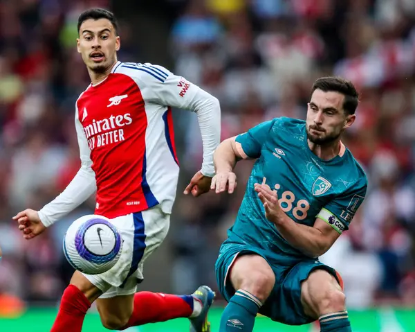 Arsenal 'den Gabriel Martinelli, 3 Mayıs 2025' te Birleşik Krallık, Londra 'daki Emirates Stadyumu' nda oynanan Premier League karşılaşmasında AFC Bournemouth takımından Lewis Cook ile top mücadelesi veriyor.