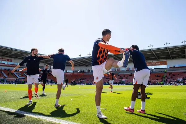 Blackpool oyuncuları, 3 Mayıs 2025 'te Bloomfield Road, Blackpool' da oynanan Blackpool-Bristol Rover maçı öncesinde oynanan maç öncesi ısınma maçında