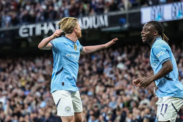 Manchester City 'den Kevin De Bruyne, Premier League maçında Manchester City ile Wolverhampton Wanderers maçında Etihad Stadyumu, Manchester, İngiltere' de 2 Mayıs 2025 'te 1-0 kazanma golünü kutluyor.