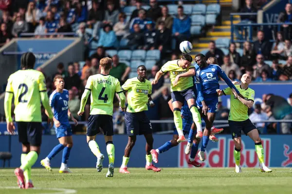 Southampton 'dan Taylor Harwood-Bellis Leicester City' den Wilfred Ndidi Premier Lig maçında Leicester City ile Southampton arasında King Power Stadyumu, Leicester, Birleşik Krallık, 3 Mayıs 2025 'te oynanan karşılaşmada top için mücadele etti.