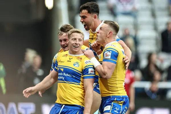 Leeds Rhinos takımından Lachlan Miller, Betfred Magic Weekend 2025 St. Helens-Leeds Rhinos maçında 3 Mayıs 2025 'te St.James' s Park, Newcastle, İngiltere 'de şansını kutluyor.