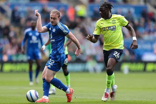 Leicester City 'den Oliver Skipp, 3 Mayıs 2025' te King Power Stadyumu 'nda Leicester City ile Southampton arasında oynanan Premier League maçında pas attı.