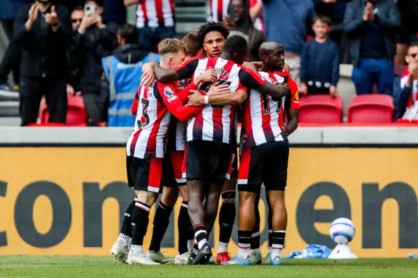 Brentford 'dan Kevin Schade, Premier League maçında Brentford Manchester United' a karşı Gtech Community Stadyumu 'nda 4 Mayıs 2025' te oynanan karşılaşmada takım arkadaşlarıyla golünü kutluyor.