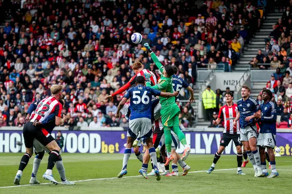 Manchester United takımından Altay Bayndr, Premier League maçında Brentford Manchester United 'a karşı Gtech Community Stadyumu' nda 4 Mayıs 2025 'te bir kurtarış yaptı.