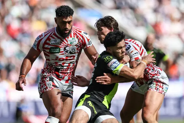 Katalan Ejderhaları 'ndan Guillermo Aispuro-Bichet, Leigh Leoparları' ndan Owen Trout tarafından 3 Mayıs 2025 'te St. James' s Park, Newcastle, İngiltere 'de oynanan Betfred Magic Weekend 2025 karşılaşmasında yenildi.