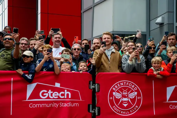 Taraftarlar Premier Lig karşılaşmasından önce Londra 'daki Gtech Community Stadyumu' nda Brentford-Manchester United karşılaşmasını bekliyorlar.