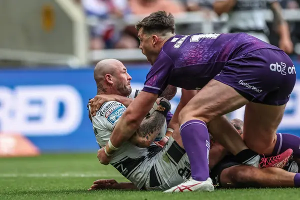 Hull FC 'den Zak Hardaker, Huddersfield Giants takımından Joe Greenwood ile oynadığı Betfred Magic Weekend 2025 karşılaşmasında Huddersfield Giants vs Hull FC' ye karşı St. James 's Park, Newcastle, İngiltere, 4 Mayıs 2025