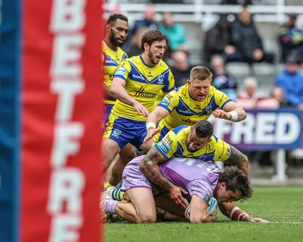 Wigan Savaşçıları 'ndan Patrick Mago, Betfred Magic Weekend 2025 karşılaşmasında Warrington Wolves' a karşı St. James 's Park, Newcastle, 4 Mayıs 202' de oynanan karşılaşmada Warrington Wolves 'tan Paul Vaughan tarafından yenildi.