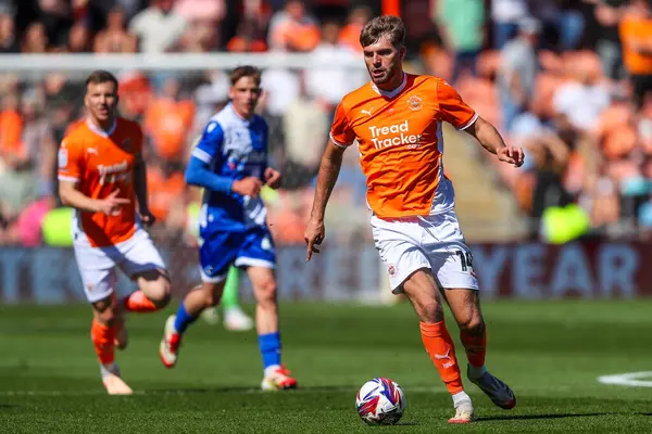 Blackpool 'dan Tom Bloxham, 3 Mayıs 2025' te Bloomfield Road, Blackpool 'da oynanan Blackpool-Bristol Rover maçında topu aldı.