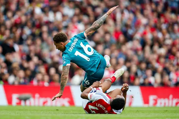 AFC Bournemouth takımından Marcus Tavernier, İngiltere 'nin başkenti Londra' daki Emirates Stadyumu 'nda oynanan Premier League maçında Arsenal' den Myles Lewis-Skelly 'ye karşı meydan okudu.