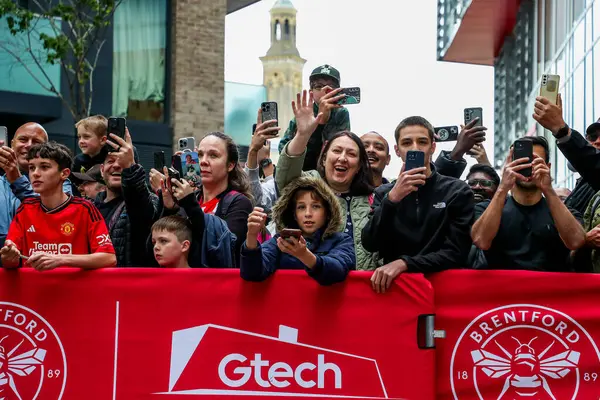 Taraftarlar Premier Lig karşılaşmasından önce Londra 'daki Gtech Community Stadyumu' nda Brentford-Manchester United karşılaşmasını bekliyorlar.