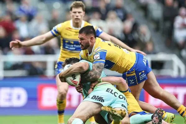 St. Helens 'den Alex Walmsley, Betfred Magic Weekend 2025 karşılaşmasında Leeds Rhinos' tan James Bentley tarafından St. James 's Park, Newcastle, İngiltere' de 3 Mayıs 2025 'te oynanan karşılaşmada yenildi.
