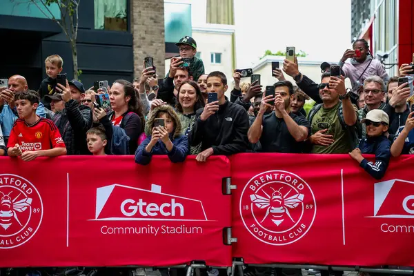 Taraftarlar Premier Lig karşılaşmasından önce Londra 'daki Gtech Community Stadyumu' nda Brentford-Manchester United karşılaşmasını bekliyorlar.