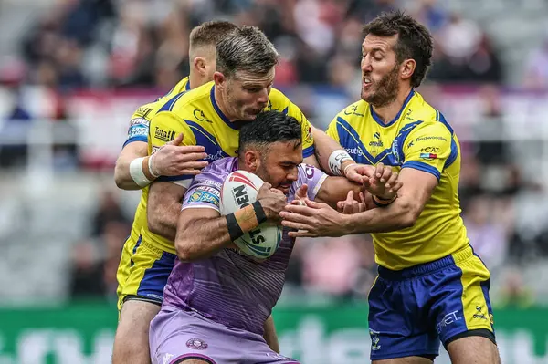 Wigan Savaşçılarının Bevan Fransızcası, Betfred Magic Weekend 2025 karşılaşmasında Warrington Kurtları 'ndan Lachlan Fitzgibbon tarafından yenildi. Huddersfield Giants, Hull FC' ye karşı St. James 's Park, Newcastle, İngiltere, 4 Mayıs 2025