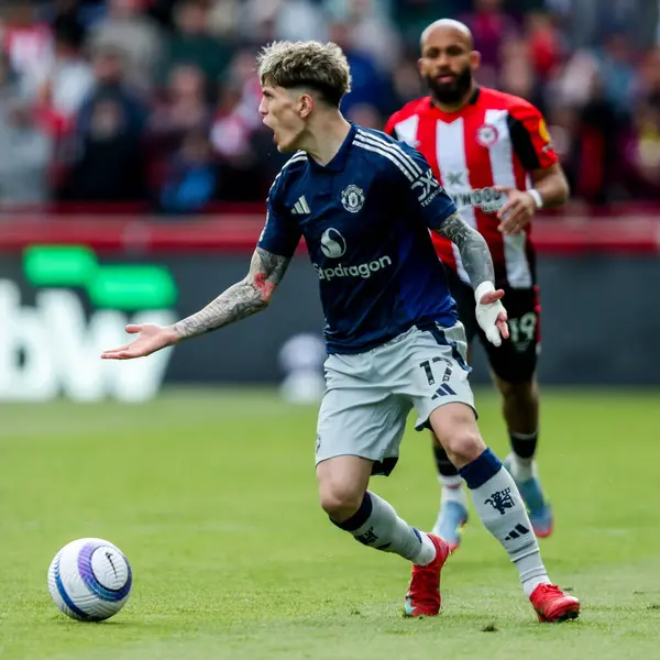 Manchester United takımından Alejandro Garnacho, 4 Mayıs 2025 'te Gtech Community Stadyumu' nda oynanan Premier League karşılaşmasında tepki gösterdi.