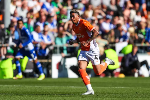 Blackpool takımından Jordan Lawrence-Gabriel 3 Mayıs 2025 'te Bloomfield Road, Blackpool' da Blackpool-Bristol Rovers maçında