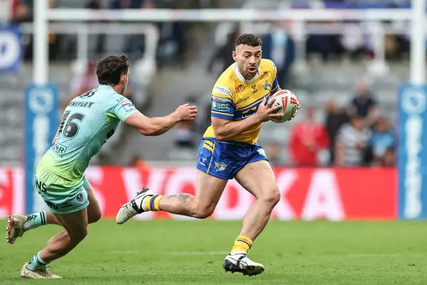Leeds Rhinos 'tan Jake Connor, 3 Mayıs 202' de St. James 's Park, Newcastle, İngiltere' de oynanan Betfred Magic Weekend 2025 karşılaşmasında topu bırakıyor.