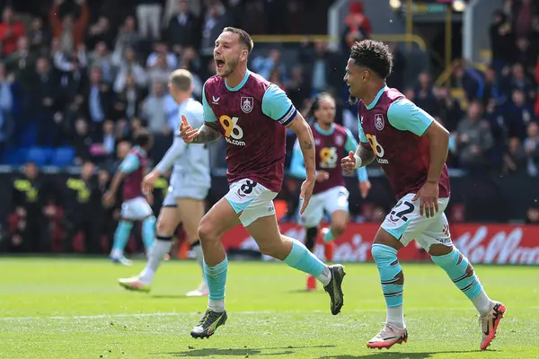 Burnley 'den Josh Brownhill, 3 Mayıs 2025' te Burnley 'e karşı Turf Moor, Burnley, İngiltere' de oynanan Sky Bet Şampiyonası maçında 1-1 'lik galibiyet golünü kutluyor.